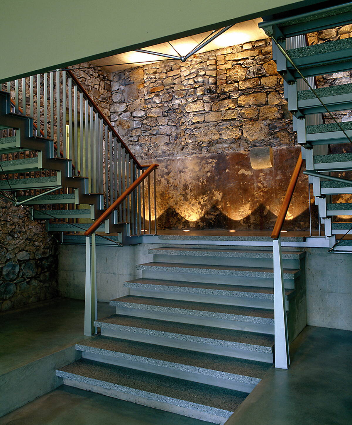 Kirchplatz-Schulhaus Wil SG, 1842, Renovation/Umbau 2000, neue Treppe ins Untergeschoss im alten Kohlenkeller. Foto: Hanspeter Schiess